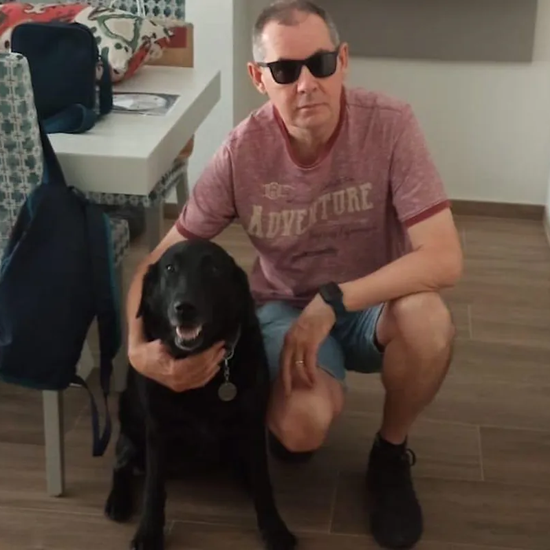 ONCE_oficial's tweet photo. "Sus ojos son mis ojos, pero temía que se envenenara" Emilio y su #PerroGuía, separados por la #DANA 

Se está haciendo un seguimiento a los 33 perros guía que habitan la zona para detectar cualquier signo de enfermedad

#SiempreCaminandoJuntos👣🐾
#PerrosGuíaONCE