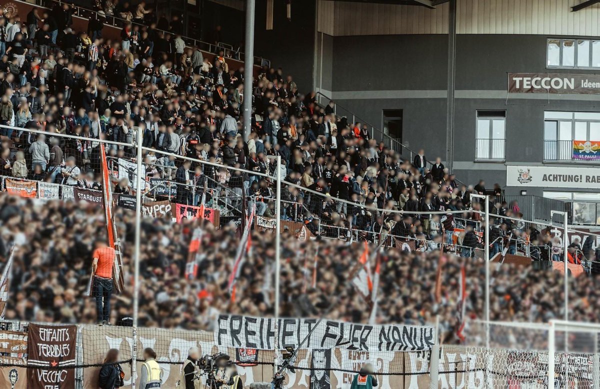 UltraFCSP2002's tweet image. Unsere Fotos vom Heimspiel gegen Wolfsburg sind online. #fcsp usp.stpaulifans.de/copper/thumbna…