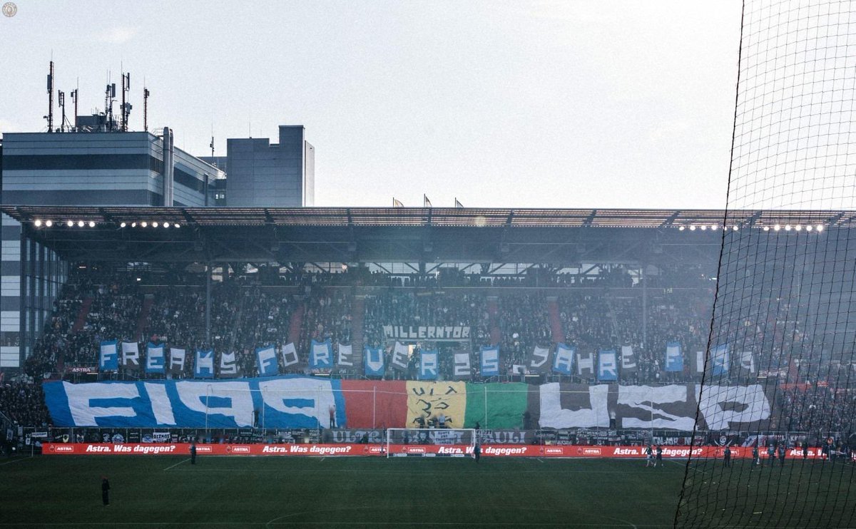 UltraFCSP2002's tweet image. Unsere Fotos vom Heimspiel gegen Wolfsburg sind online. #fcsp usp.stpaulifans.de/copper/thumbna…