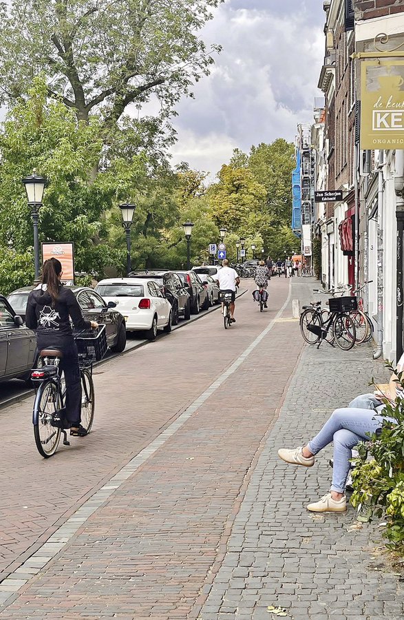 Cycling seems like a natural phenomenon in the Netherlands, but until the 1970s, its cities were adapting to an influx of cars.

The Dutch took a different turn, making cycling the obvious choice for most citizens.

📍Oudegracht, Utrecht
📷 1967 and 2024 (<a href="/edwinlucas_/">Edwin Lucas </a>)