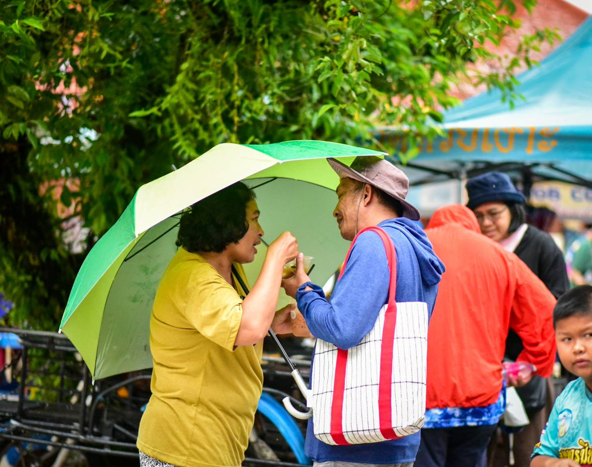 pr_royalproject's tweet photo. ⭐️“ร่วมสืบสานประเพณีทอดกฐินสามัคคีศรัทธาบุญสร้างความเข้มแข็งให้ชุมชนไทยพุทธในพื้นที่ ชายแดนใต้” 
✅ศูนย์ประสานงานโครงการอันเนื่องมาจากพระราชดำริ นำอาหารและเครื่องดื่มบริการให้กับพุทธศาสนิกชน ในงานทอดกฐินสามัคคี ณ วัดศรีมหาโพธิ์ ต.โคกโพธิ์ อ.โคกโพธิ์ จ.ปัตตานี https://t.co/3OWfMSSOLT