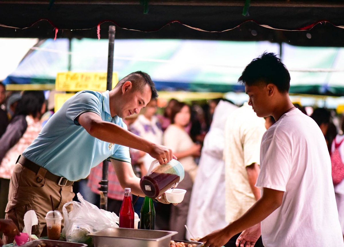 pr_royalproject's tweet photo. ⭐️“ร่วมสืบสานประเพณีทอดกฐินสามัคคีศรัทธาบุญสร้างความเข้มแข็งให้ชุมชนไทยพุทธในพื้นที่ ชายแดนใต้” 
✅ศูนย์ประสานงานโครงการอันเนื่องมาจากพระราชดำริ นำอาหารและเครื่องดื่มบริการให้กับพุทธศาสนิกชน ในงานทอดกฐินสามัคคี ณ วัดศรีมหาโพธิ์ ต.โคกโพธิ์ อ.โคกโพธิ์ จ.ปัตตานี https://t.co/3OWfMSSOLT