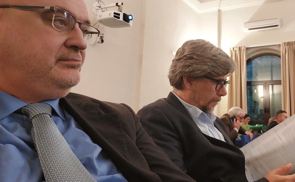DSantini74's tweet photo. Ieri #AuditorioSerafico #Assisi:presentazione Ricerca "Dopo La Pandemia Come Cambia IL Lavoro Agroalimentare".Con @OnofrioRota ,#Manzotti @Cisl_Umbria, @ConsoVincenzo,@SerenaBergamas1.Per @fai_cisl Marche #SGSantini,con Dir.Scientifico Fondazione FAI #LudovicoFerro. @cislmarche https://t.co/kTySRvnYHq