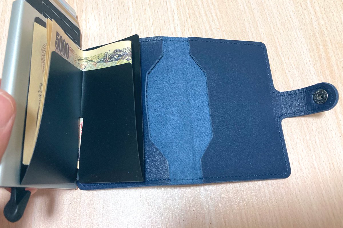 SECRID Miniwallet
キャッシュレス派にはかなりオススメ
何よりカードがカシャって出てくるギミックが格好よくてずっとやっちゃう