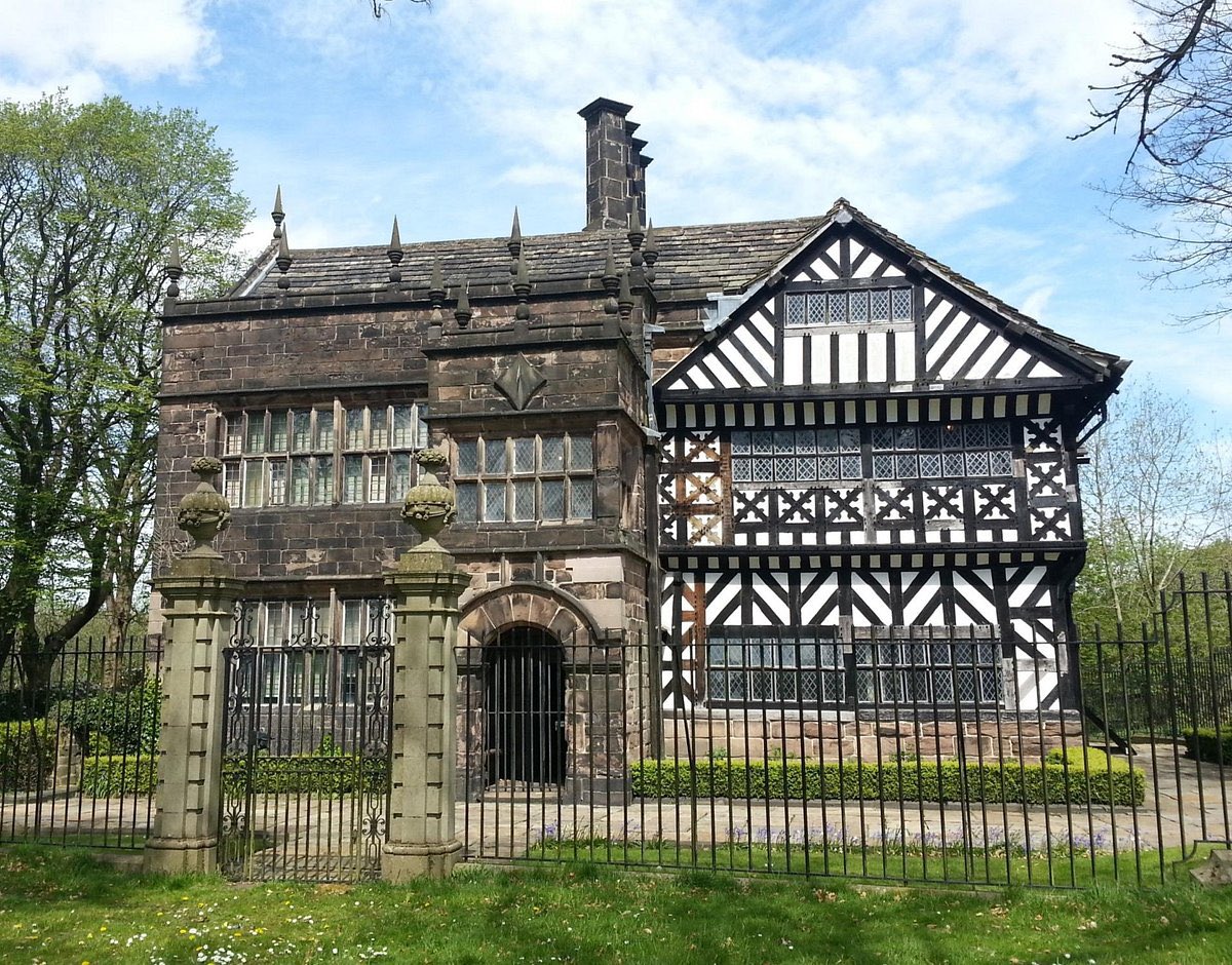 Hall i’th’ Wood is a rare surviving example of a Tudor wooden-framed house in #Bolton.

The house was inhabited until the late 19th century, after which it fell into disrepair.

Thanks to Lord Leverhulme, the building was saved from ruin and it is now a museum.

#Lancashire