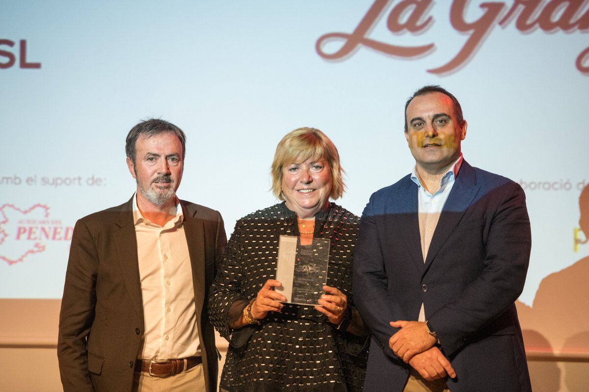 CambraBCN's tweet photo. La #CambraAltPenedès entrega el reconeixement a la responsabilitat social a la Granja 1959. 

El guardó posar en valor el seu compromís amb l’economia socialment responsable i la seva implicació amb el teixit local

 📹 https://t.co/6AiJhvVVov

#DiaCambraAltPenedès https://t.co/yvkTWcqi4L