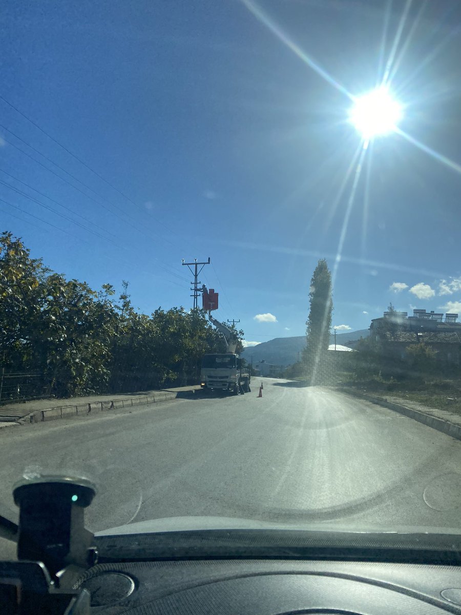 kemalgerze's tweet photo. @YedasDestek @sinopbel Sabah 9 Dan akşam 5 e kadar 1 işçi 1 şöför adam gece fazında çalışıyor elektriği  komple kesmenin mantığı nerede @TCEnerji https://t.co/1gurhYCCqu