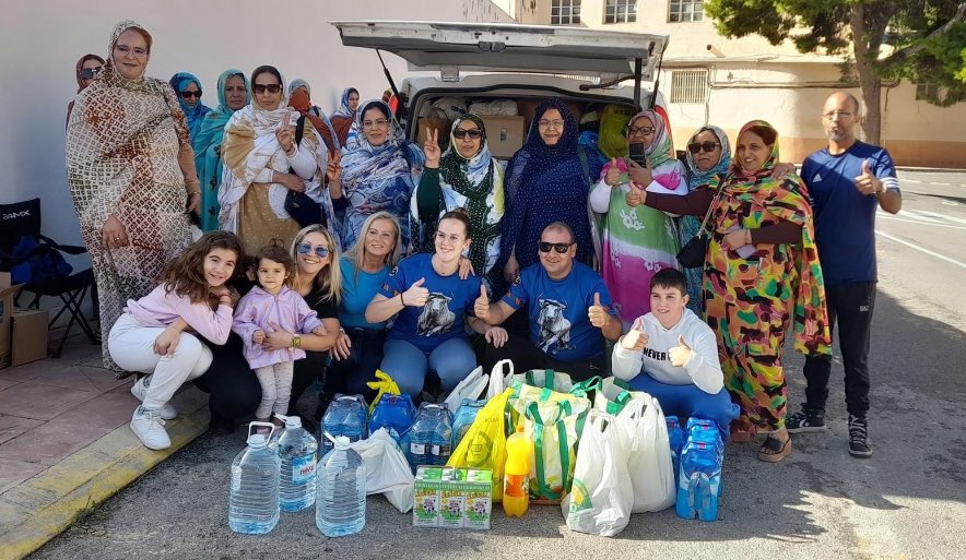 TalebSahara's tweet photo. La grandeza de los saharauis. Feilah cerró su pequeño local de estética para dedicarse a ayudar a los afectados por la DANA en Valencia, Salamu vino desde Mallorca para ayudar, al igual que Sidi, Fati o Mohamed, un anciano que no pudo quedarse en casa ante lo que estaba pasando. Orgulloso de mi pueblo🇪🇭