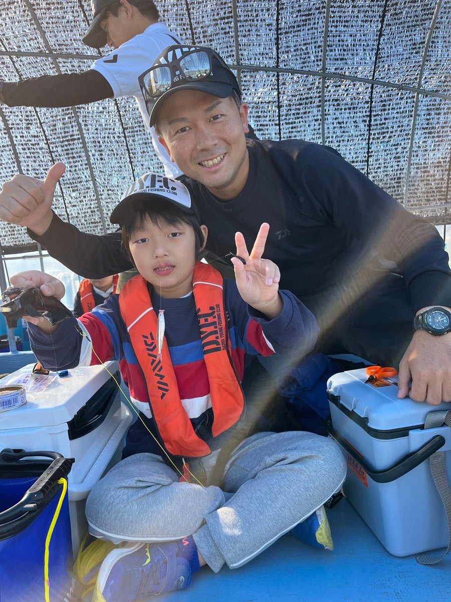 shin_strike's tweet photo. 今日は、D.Y.F.C応援で諏訪湖へ！
陽が昇って時間が経つに連れて魚の活性も上がり、皆さん釣果を伸ばされていました。
午後の2匹早掛け勝負では、自分の班から見事1位を獲得した会員さんもいて良かった！おめでとう御座います。
今日は釣ったワカサギを天ぷらや甘露煮など、是非楽しんでくださいね。 https://t.co/ViRDpAvgUh