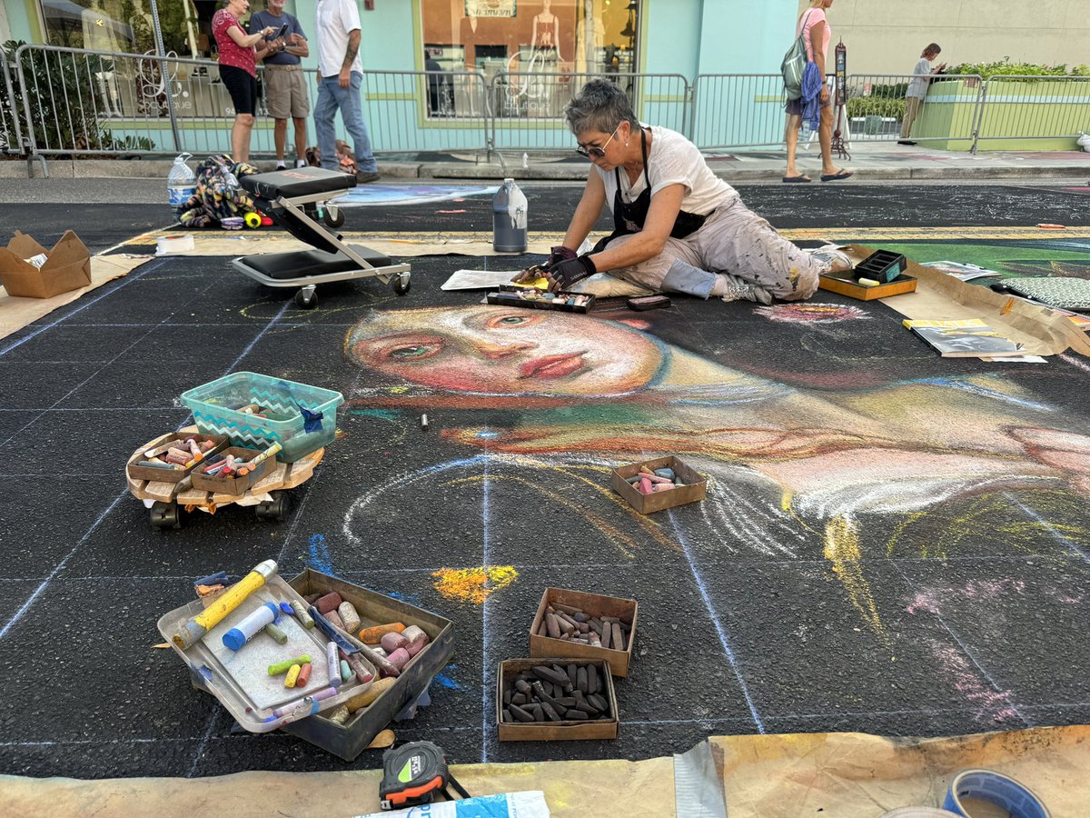 Ryujin8jo's tweet image. Sarasota CHALK FESTIVALは、世界的にも有名なChalk Artのフェスティバルで、たくさんのChalk Artist達が様々な路上絵を描いている。今年初めてフラワーカーペットアートも参加。日本、イタリア、スペイン、マルタ、メキシコ、インドから9チームが招待された。
#sarasota #chalkfestival #chalkart