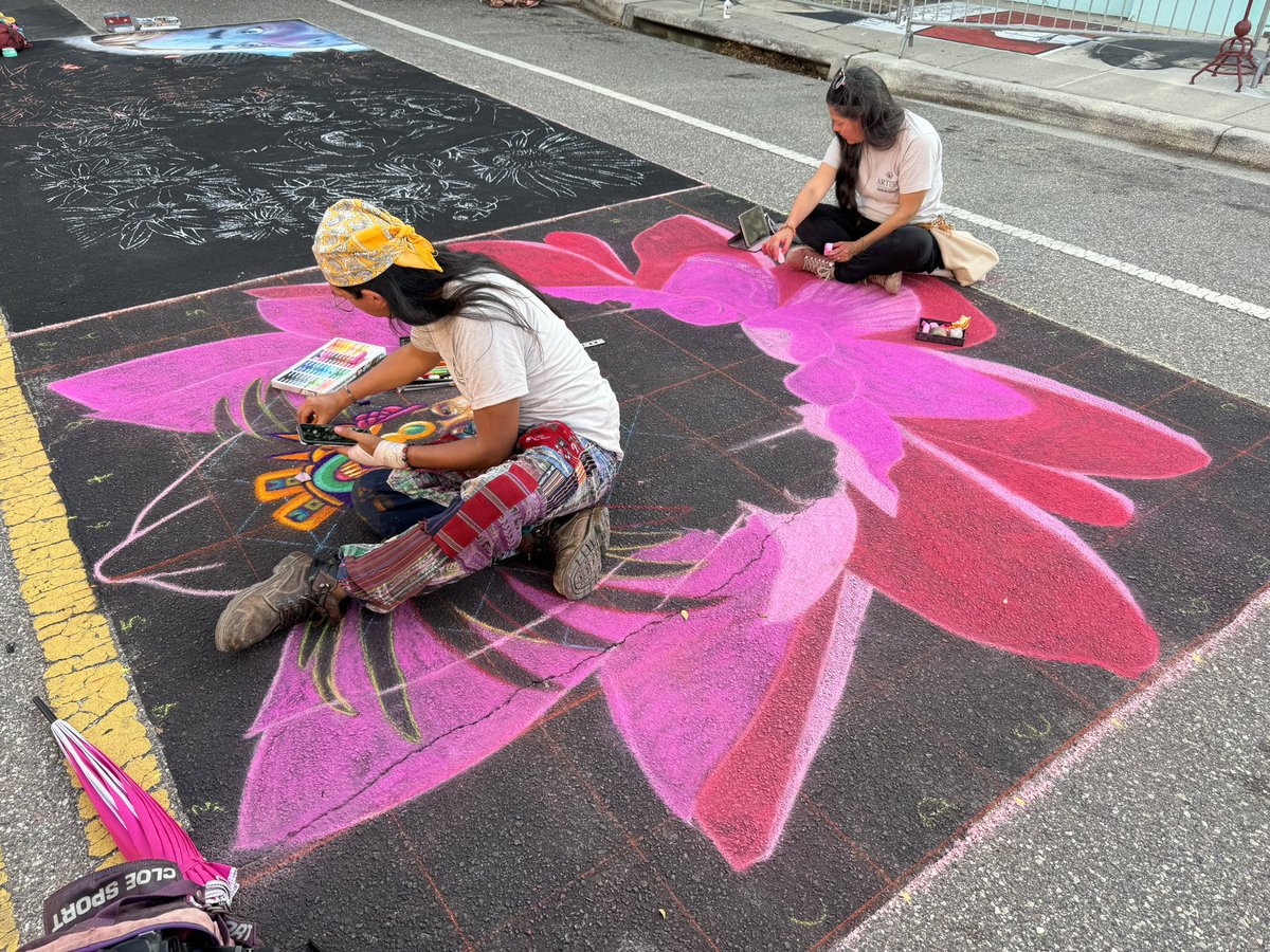 Ryujin8jo's tweet image. Sarasota CHALK FESTIVALは、世界的にも有名なChalk Artのフェスティバルで、たくさんのChalk Artist達が様々な路上絵を描いている。今年初めてフラワーカーペットアートも参加。日本、イタリア、スペイン、マルタ、メキシコ、インドから9チームが招待された。
#sarasota #chalkfestival #chalkart