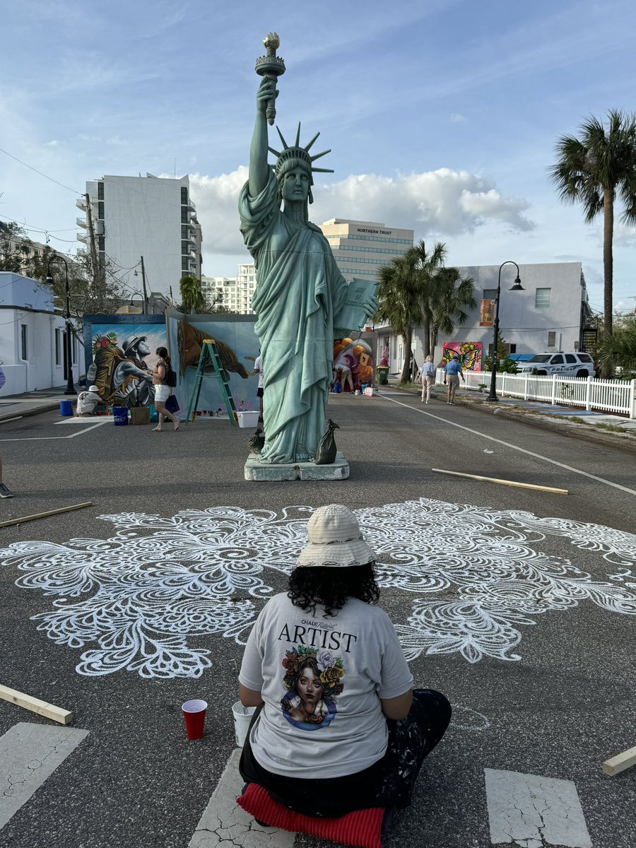 Ryujin8jo's tweet image. Sarasota CHALK FESTIVALは、世界的にも有名なChalk Artのフェスティバルで、たくさんのChalk Artist達が様々な路上絵を描いている。今年初めてフラワーカーペットアートも参加。日本、イタリア、スペイン、マルタ、メキシコ、インドから9チームが招待された。
#sarasota #chalkfestival #chalkart