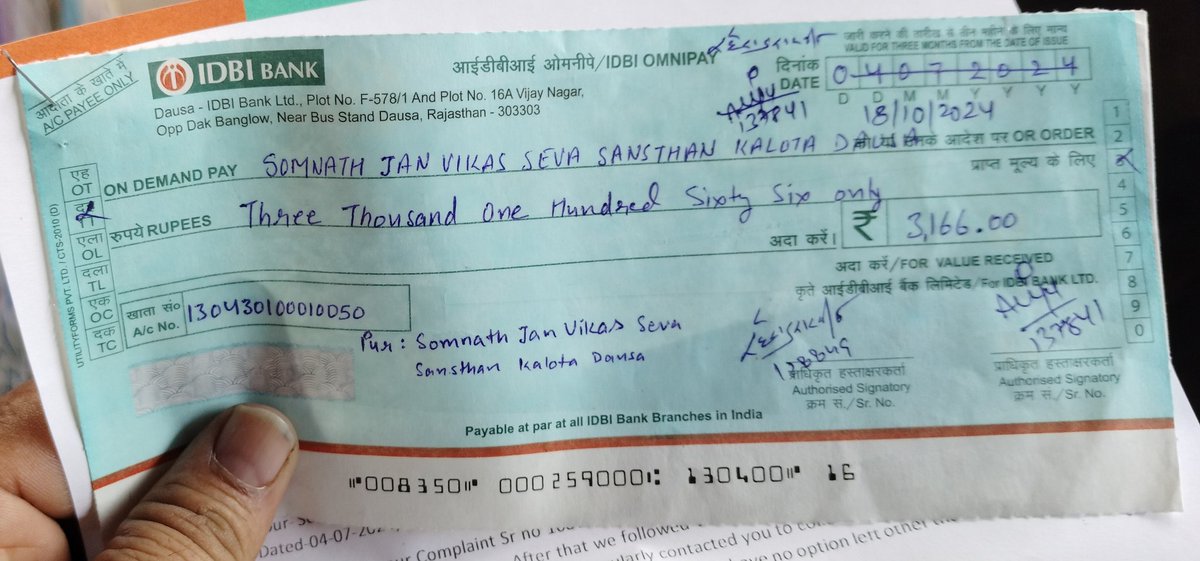 VijayDwarika's tweet photo. @RBI @IDBI_Bank  आदरणीय सर मेरा यह चेक लगता 4 महीने से उनके पास है पहले तो उन्होंने गलत एड्रे�� पर भेज दिया मुझे भी गलत एड्रेस ढूंढने के लिए भेज दिया मेरी जानकारी के बिना ही मेरा अकाउंट बंद कर दिया यह डी डी किस काम का है मैंने अपनी शिकायत लेकर की है बैंक में दे रखी है https://t.co/GqllLjHb8a