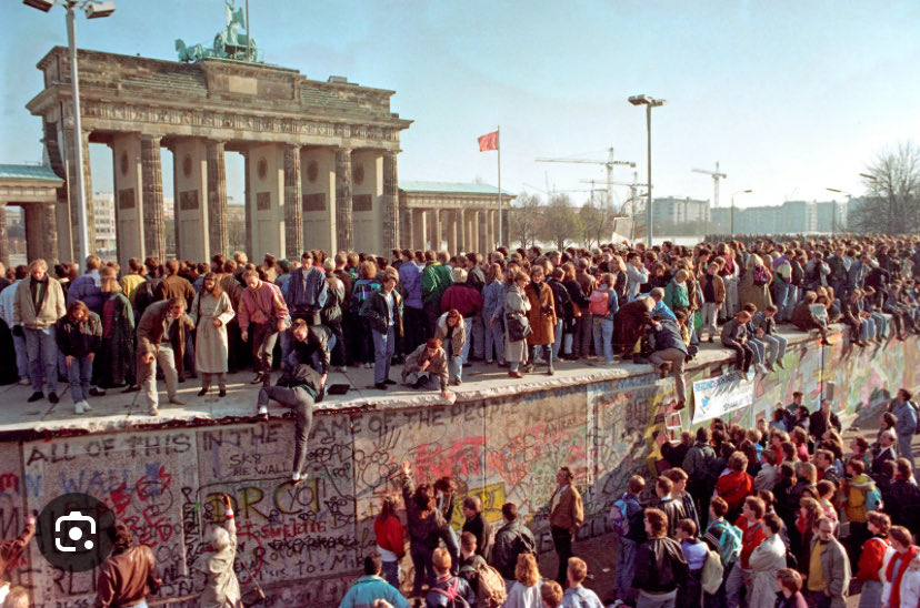 Hoy se celebra el 35. aniversario de la Caída del Muro de Berlín, una epopeya pacífica que simboliza el triunfo de la libertad y la democracia sobre las tiranías totalitarias | 🇩🇪🇩🇪🇩🇪.