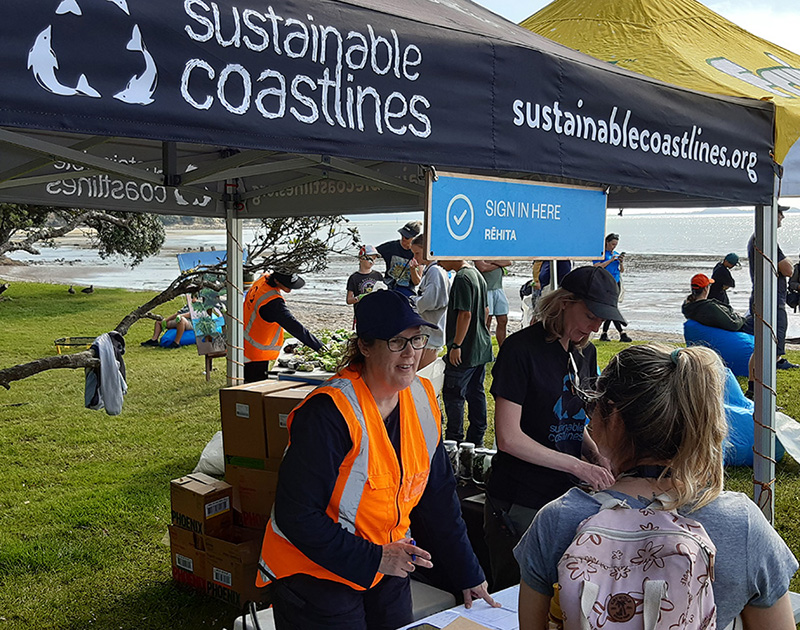 Cornwallis_NZ's tweet photo. Images from today's @sustaincoasts beach clean-up of #CornwallisBeach - supported by @TipTopNZ Trumpet, Phoenix Organics drinks and @AklCouncil - For more, see Cornwallis Beach website https://t.co/PIWslINcxn https://t.co/KedVdILkMP