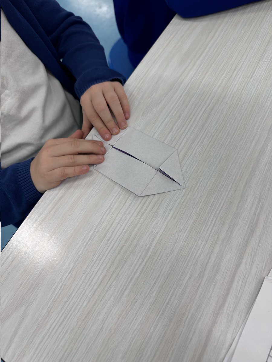 TheDownsPrimary's tweet photo. We made lovely colourful boats 🛶 at Origami club. https://t.co/tWhbeX21MX