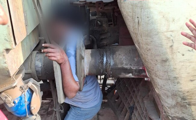 ndtv's tweet photo. Railway Worker Gets Trapped While Moving Train Coaches, Crushed To Death
https://t.co/rWIQdlRJCS https://t.co/3v62bFWmB7