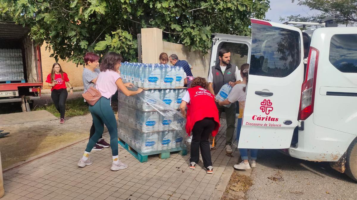 jelosa2's tweet photo. Decía J Mª Pagador en “Concierto en clave de Riada”: “Hay gente admirable que ha decidido cargar con la cruz de los demás junto con la propia”…. “pertenecen a la raza de los hombres que no han olvidado quiénes son y a quien se deben” #Voluntariado #DANA https://t.co/MG5baSLIbM
