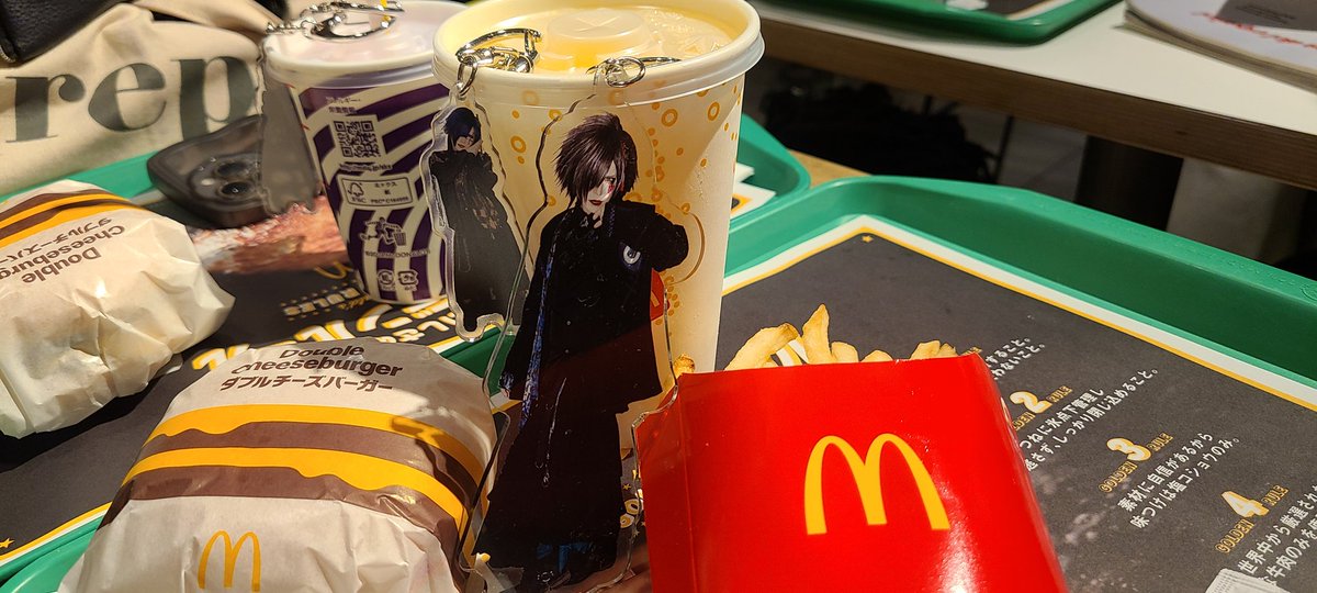 aa_ak_a's tweet photo. 激エモな並びで感動しちゃった🥹
髪がゆらゆらする推しかわいかったぁぁぁ💓
なんかずっと下向いてるな〜？と思ったんだけど、あのときトラブル真っ最中だったのかな😭
お酒飲んでお泊り会して、昔話をしたり未来の話をしたり…
ほんとーに楽しい1日だった！みんなと仲良くなれてよかったな https://t.co/ltIR9Imytj