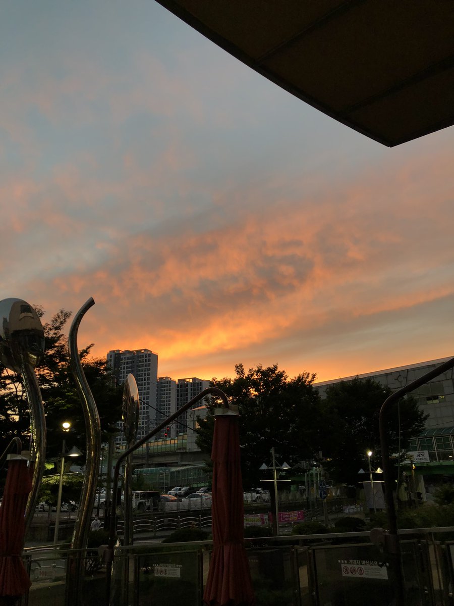 6onno6's tweet photo. 잡다한 하늘 사진 
심심하다아~~ 
#심심 #놀아줘 #맘눌뎀 #하하하핳 #트친? https://t.co/6N5rkhuw85