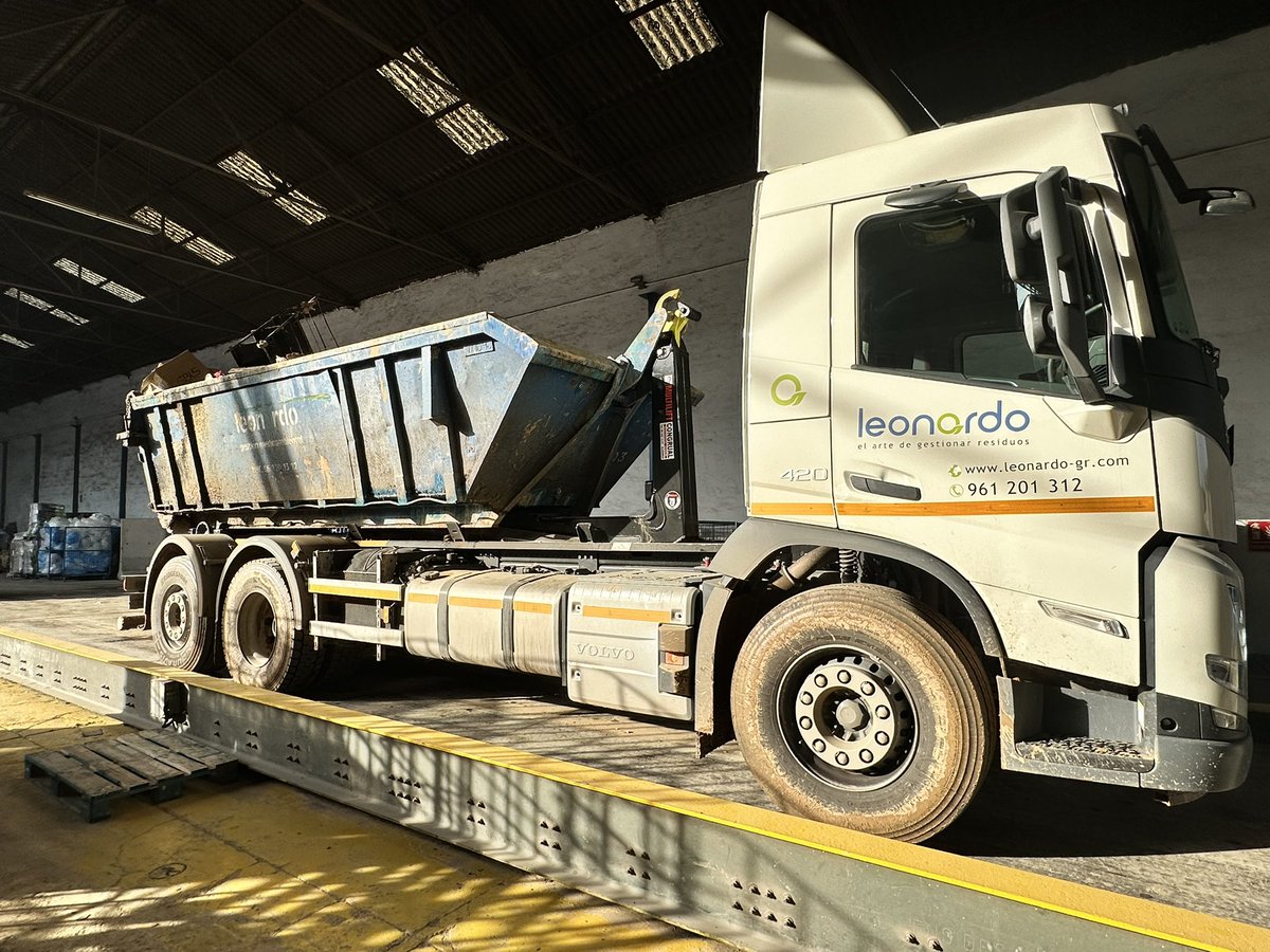 En estos 10 días de caos y catástrofe. He estado gestionando con dentro de mis instalaciones un almacén para <a href="/rvalenciacentro/">Rotary Club de Valencia-Centro</a> y <a href="/rotary2203/">Rotary Disrito 2203</a>  donde se ha repartido las ayudas de los rotarios españoles.  Y a la vez con <a href="/SucLeonardo/">Leonardo</a> hemos estado limpiando y vaciando barro #DANA