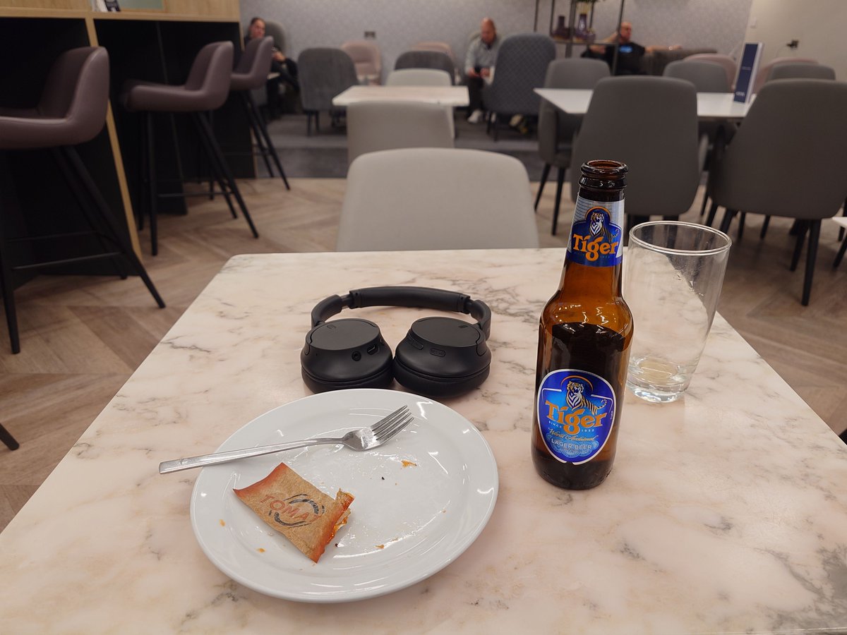 Demolishing a couple of sausage [insert regional dialect] and having a "beer" or two at the Aspire Lounge before jumping on a plane to Belfast is just what's needed! 🍻👀