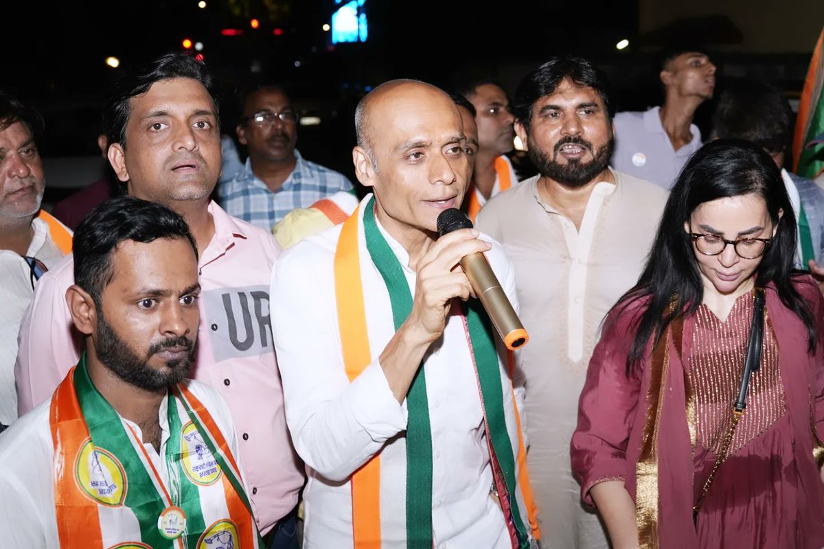 Furkanrshaikh's tweet photo. Campaigned for Bandra West Assembly #MahaVikasAghadi - @INCMumbai -  Candidate Shri. @Asif_Zakaria  Ji accompanied by Fomer MP Smt. @PriyaDutt_INC  ji in #Bandra along with other dignitaries.
Vote For Change ✌🏻 
#AsifZakaria 

#Bandra  #MahaVikasAghadi #MaharashtraElection2024 https://t.co/4HYCdz3QlT
