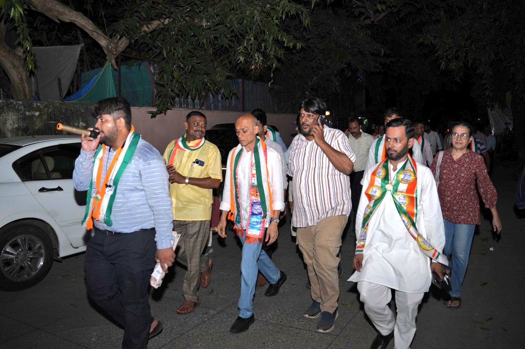 Furkanrshaikh's tweet photo. Campaigned for Bandra West Assembly #MahaVikasAghadi - @INCMumbai -  Candidate Shri. @Asif_Zakaria  Ji accompanied by Fomer MP Smt. @PriyaDutt_INC  ji in #Bandra along with other dignitaries.
Vote For Change ✌🏻 
#AsifZakaria 

#Bandra  #MahaVikasAghadi #MaharashtraElection2024 https://t.co/4HYCdz3QlT