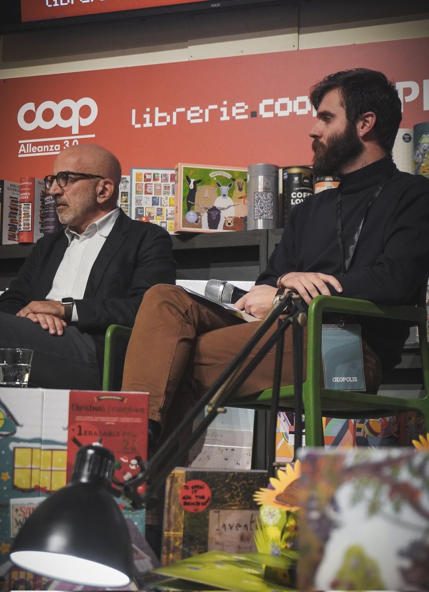 geopolis_online's tweet photo. 📷 Alcune foto della presentazione del libro  “𝗛𝗔𝗡𝗡𝗢 𝗩𝗜𝗡𝗧𝗢 𝗜 𝗥𝗜𝗖𝗖𝗛𝗜”, di 𝗥𝗶𝗰𝗰𝗮𝗿𝗱𝗼 𝗦𝘁𝗮𝗴𝗹𝗶𝗮𝗻𝗼̀ 

🤝 Grazie al pubblico e ai relatori per l'interessante dibattito,  𝗟𝗶𝗯𝗿𝗲𝗿𝗶𝗲 𝗖𝗼𝗼𝗽 e 𝗚𝗶𝘂𝗹𝗶𝗼 𝗘𝗶𝗻𝗮𝘂𝗱𝗶 𝗲𝗱𝗶𝘁𝗼𝗿𝗲! https://t.co/rQ3RvHQYAO