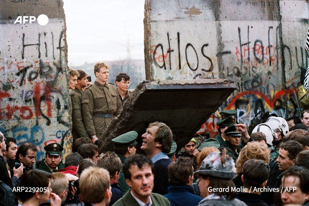 🇩🇪 L'Allemagne célèbre ce samedi la chute du Mur de Berlin, tombé il y a 35 ans le 9 novembre 1989. La chute de ce symbole de la Guerre froide a ouvert la voie à l'effondrement du communisme en Europe de l'Est et à la réunification de l'Allemagne #AFP