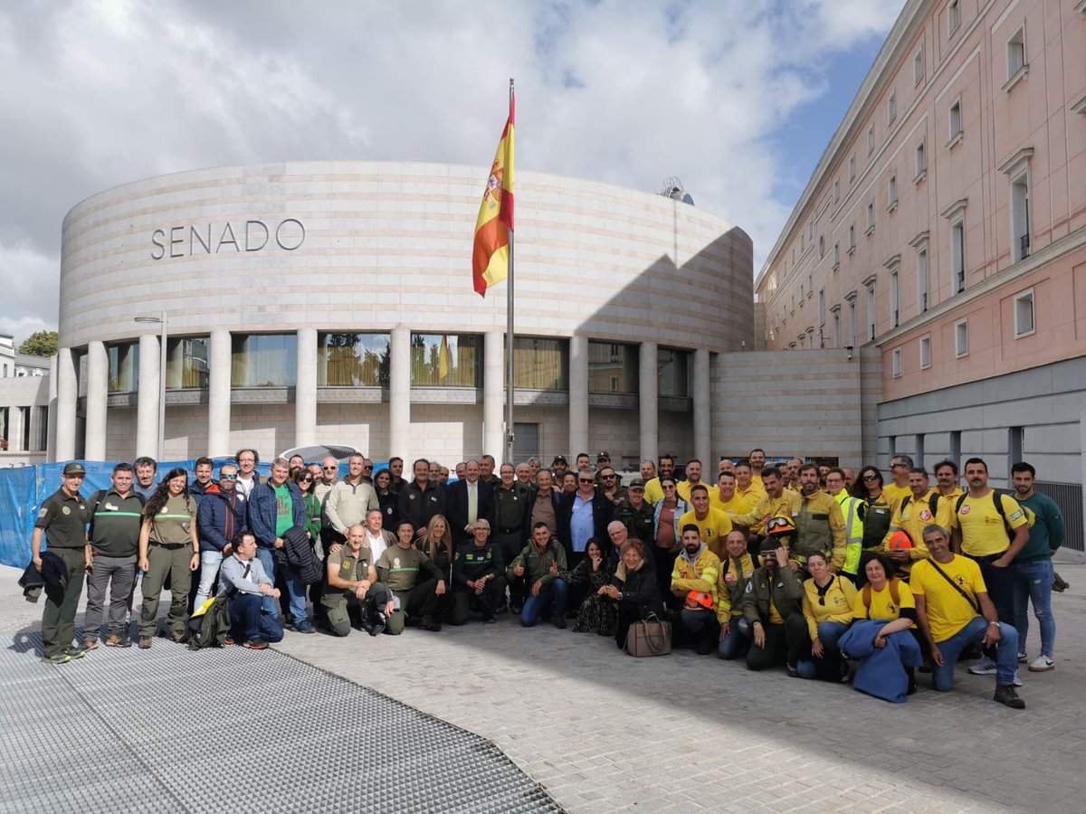 JLAceves's tweet photo. El BOE publica hoy: 

📌Ley 4/2024, de 8 de noviembre, básica de agentes forestales y medioamb.

https://t.co/K3heAgUtTY

📌Ley 5/2024, de 8 de noviembre, básica de bomberos forestales

https://t.co/lyNGs1N1v4

¡Inmensamente feliz!

Enhorabuena compañer@s 

Gracias @Teresaribera https://t.co/oK6DASE6Hh