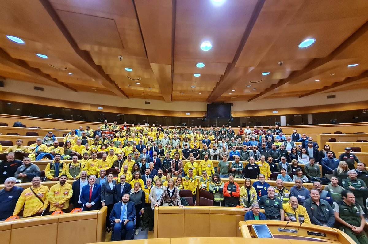 JLAceves's tweet photo. El BOE publica hoy: 

📌Ley 4/2024, de 8 de noviembre, básica de agentes forestales y medioamb.

https://t.co/K3heAgUtTY

📌Ley 5/2024, de 8 de noviembre, básica de bomberos forestales

https://t.co/lyNGs1N1v4

¡Inmensamente feliz!

Enhorabuena compañer@s 

Gracias @Teresaribera https://t.co/oK6DASE6Hh