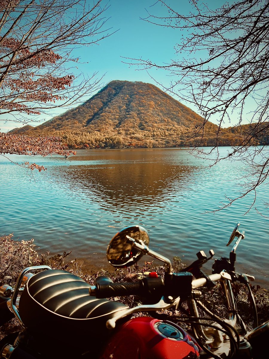 nerimaru_Mon's tweet photo. 紅葉狩りモンキー🐵
榛名湖越し榛名山🍁 https://t.co/Z2ROhh2PV8