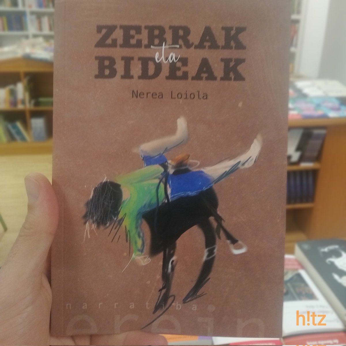Nobedadeak heltzen ari zaizkigu Durangoko #hitz liburu-dendara. Aste honetan, besteak beste, Nerea Loiola idazlearen "Zebrak eta bideak" liburu #berria heldu zaigu <a href="/ereinargi/">Erein argitaletxea</a> argitaletxearen eskutik.
---
#liburua #nobedadea #literatura #euskalliteratura #durango #hitzliburudenda