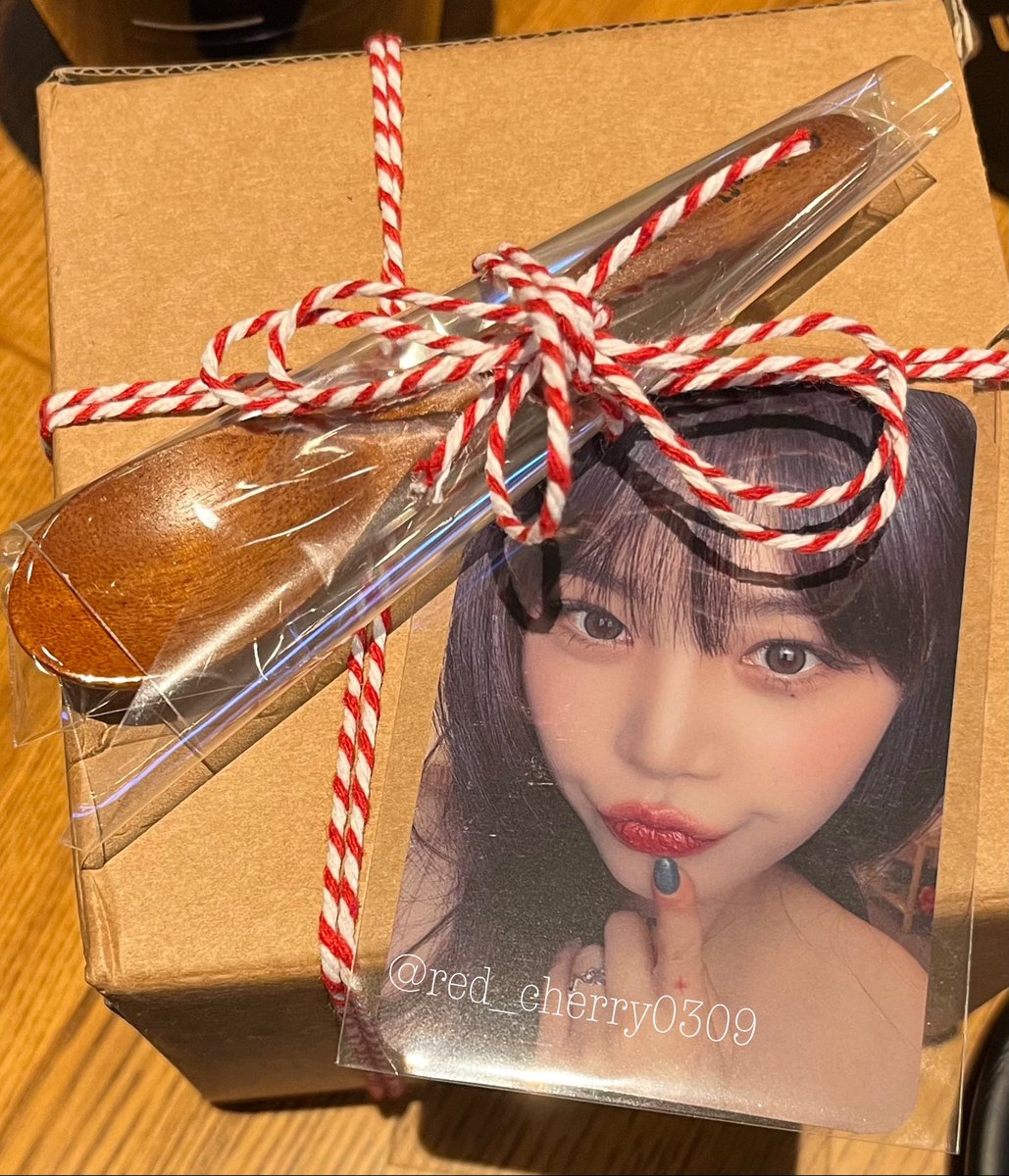 캠핑에서 1주년 포카랑 컵과 글귀가 적혀 있는 스푼을 선물로 받았는데 진짜 너무 감사하고 평생 아껴서 잘 쓸게요🥹
#수진 #SOOJIN