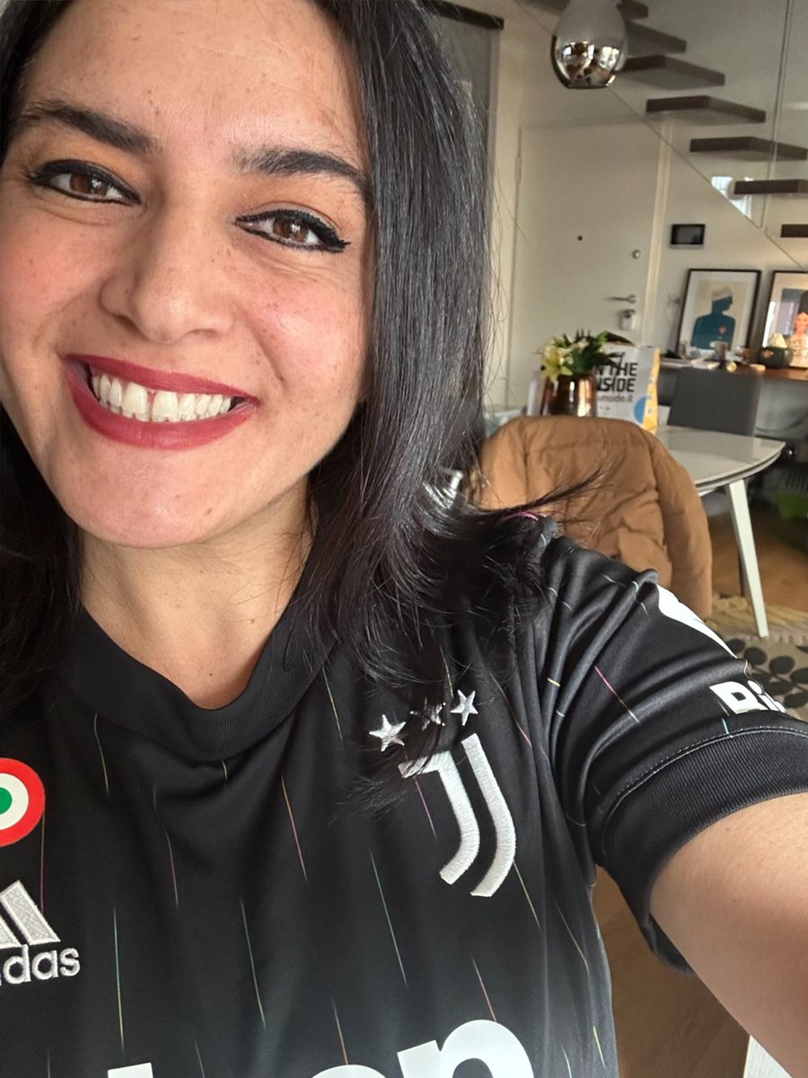 Oggi ho ricevuto uno dei regali più belli per il mio compleanno. Mio figlio mi ha regalato i biglietti per #JuveToro. Sono emozionata come una bambina … una bambina di 48 anni! Buon compleanno a me 🎂