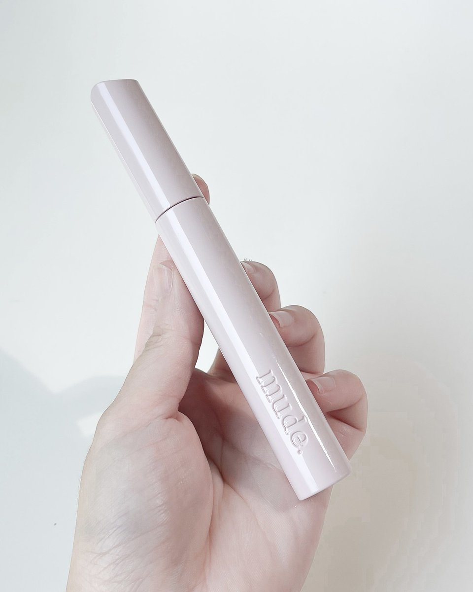 รีแพคเกจใหม่ + ทนกว่าเดิมขึ้นไปอีกกกก มาสคาร่า mude ชอบใช้สูตร Volume curling ขนตาฟู หนา ขนตาเด้งสวยมากกก ทนแบบการันตีหนังตามันก็รอด ต้องล้างด้วยออยล์หรืออายรีมูฟเวอร์เท่านั้น ขนาดน้ำอุ่นยังเอานางไม่ออกบอกเลย มาสคาร่าลูกรักฉันนน 💖💖