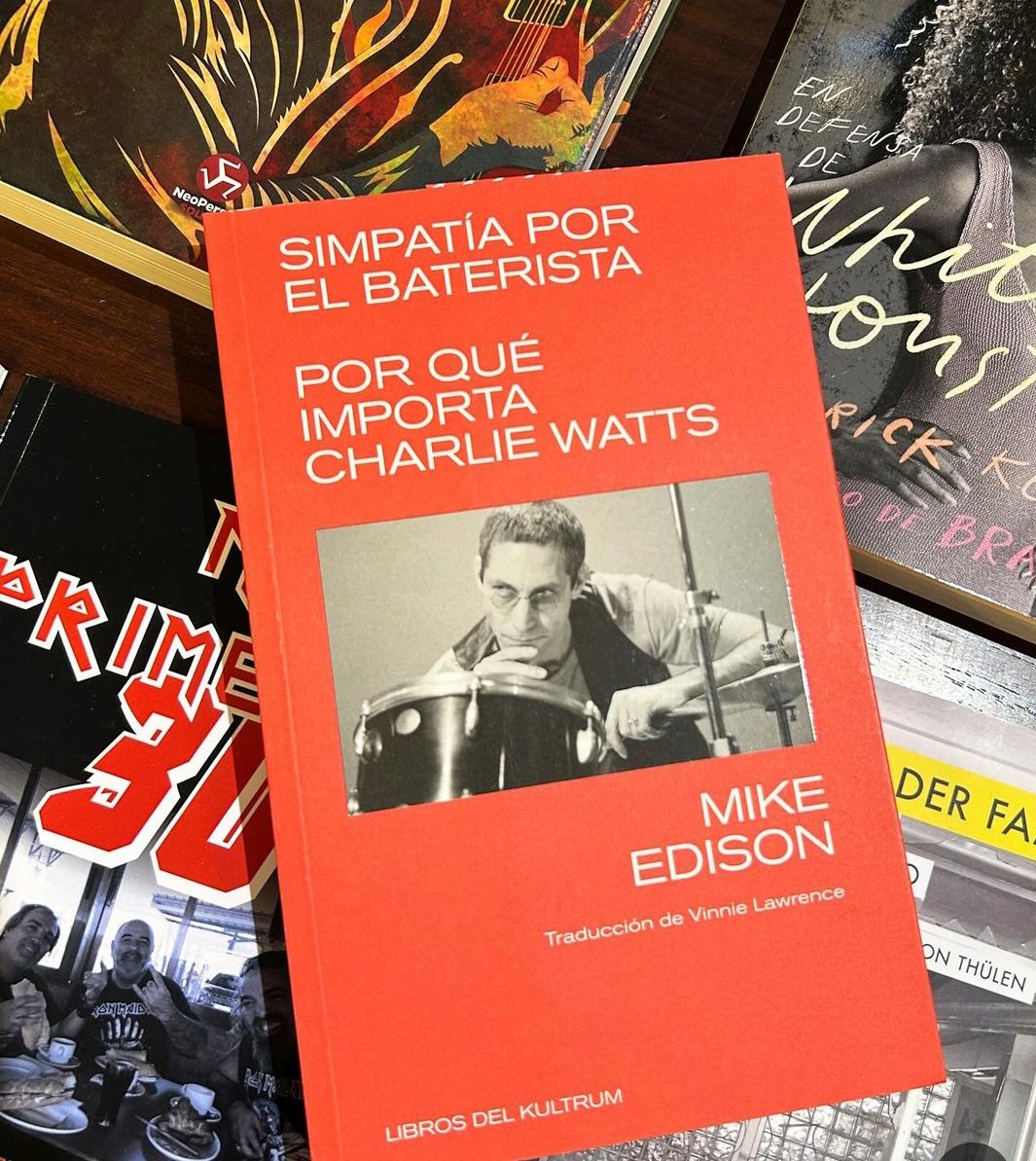 ElArgonautaLib's tweet image. Simpatía por el baterista. Por qué importa Charlie Watts
Escrito por Mike Edison. 
Editado por Kultrum. 

«Sin Charlie no habrían existido los Stones» Keith Richards.

elargonauta.com/libros/simpati…

 #bateria #rollingsotones #historiadelamusica #libreriasdemadrid #elargonuata