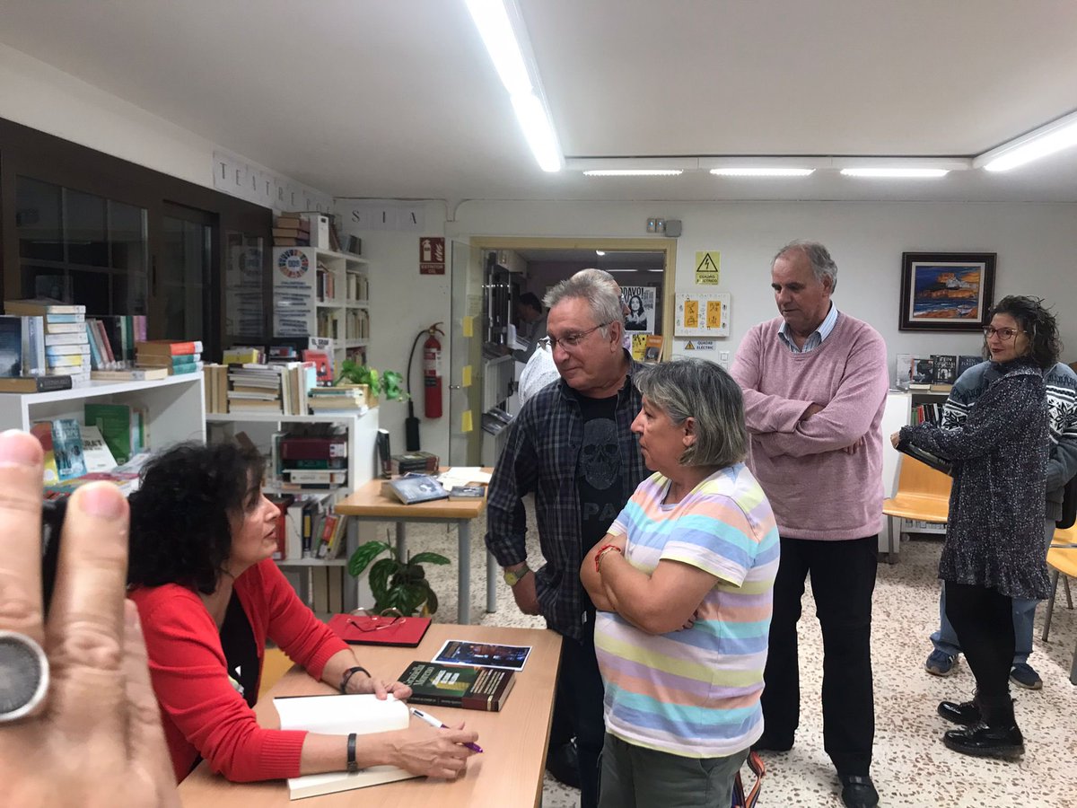 Graziella Moreno (@graziellamore) on Twitter photo No hay nada mejor que pasar un buen rato en buena compañía charlando de tus novelas. Muchísimas gracias al club de lectura de Creixell <a href="/creixellcrims/">CREIXELL.CRIMS</a> <a href="/Raquel_GSerrano/">Raquel Gámez-Serrano</a> y a Maribel por darme esta oportunidad y por apostar siempre por la cultura <a href="/AdNovelas/">AdN</a> @AlrevesEditor No hay nada mejor que pasar un buen rato en buena compañía charlando de tus novelas. Muchísimas gracias al club de lectura de Creixell <a href="/creixellcrims/">CREIXELL.CRIMS</a> <a href="/Raquel_GSerrano/">Raquel Gámez-Serrano</a> y a Maribel por darme esta oportunidad y por apostar siempre por la cultura <a href="/AdNovelas/">AdN</a> @AlrevesEditor