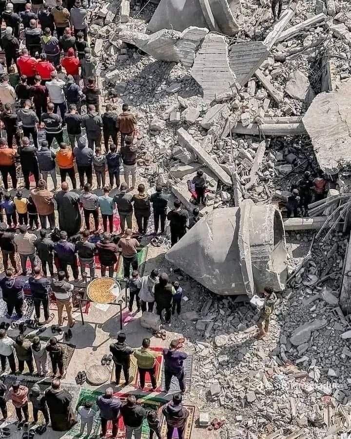 اللهم يامن لا يعجزه شيء في الارض ولا في السماء كن لإخواننا في غزة عونا ومعينا ومؤيدا وظهيرا ونصيرا يارب العالمين ❤‍🩹🇵🇸
 سيكتب التاريخ أن غزة كانت تقاتل لوحدها وحولها الكثير  من البلدان العربيه لم تحرك ساكن