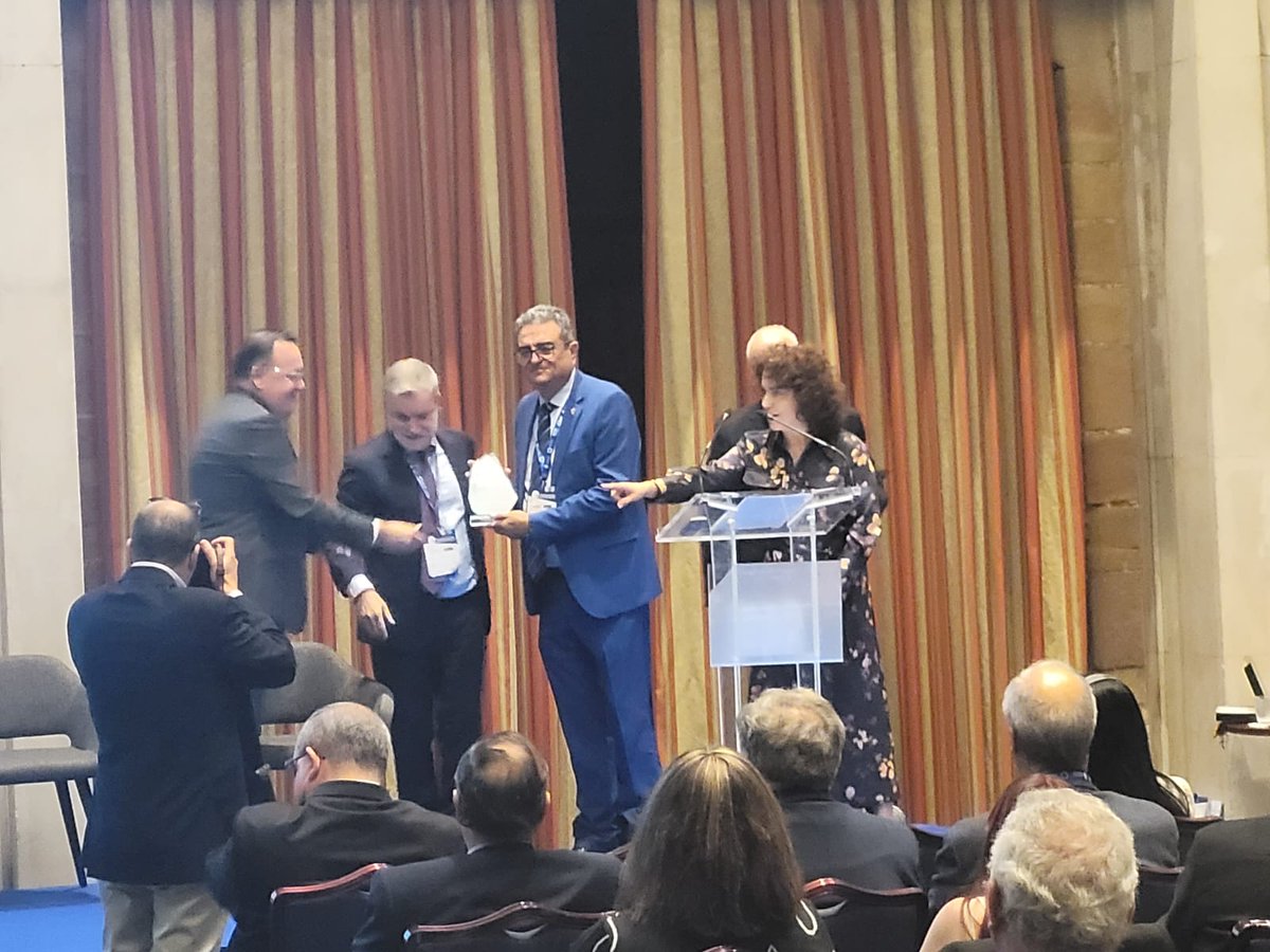 asemposil's tweet photo. En el Congreso #CEDAES2024 se rindió homenaje a Francisco Cabrera Gea, presidente de #FEPEMUR, por su papel clave en la promoción de las áreas industriales en Murcia. Su liderazgo ha mejorado la gestión y cohesión de estos espacios. ¡Gracias por tu inspiración, Francisco! 🌟 https://t.co/uw02u3VY0T
