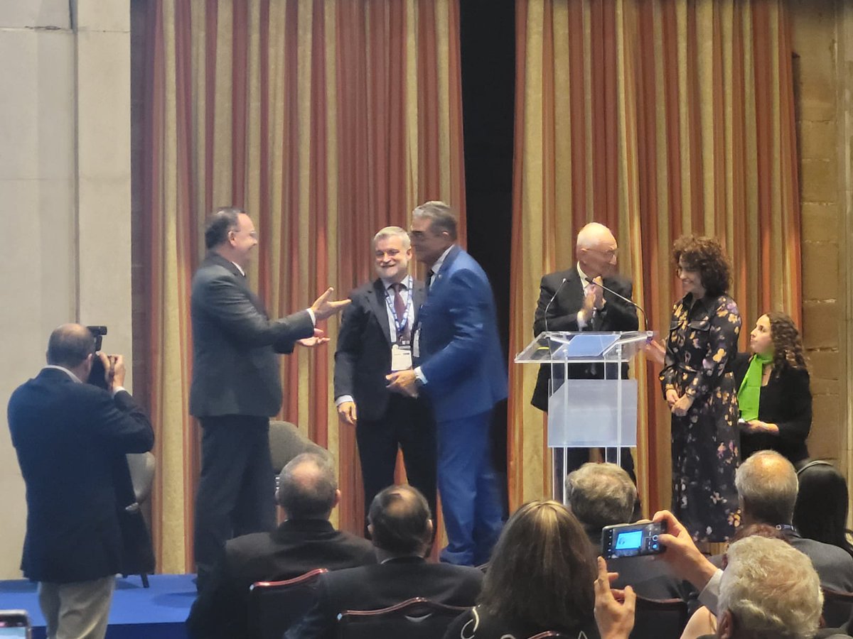 asemposil's tweet photo. En el Congreso #CEDAES2024 se rindió homenaje a Francisco Cabrera Gea, presidente de #FEPEMUR, por su papel clave en la promoción de las áreas industriales en Murcia. Su liderazgo ha mejorado la gestión y cohesión de estos espacios. ¡Gracias por tu inspiración, Francisco! 🌟 https://t.co/uw02u3VY0T
