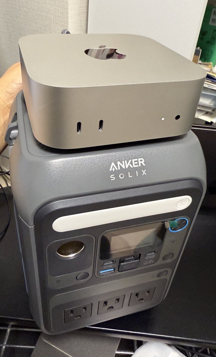 ichikawa_0829's tweet photo. Mac miniとAnker solixなんかちょうどいいサイズ感だな https://t.co/BvK9eEd1ND