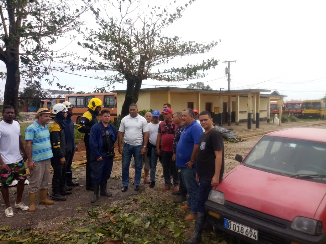 Fuertemente dañada por el paso del huracán Rafael la UEB Escolares Artemisa, recibe otro huracán de solidaridad y recuperación.