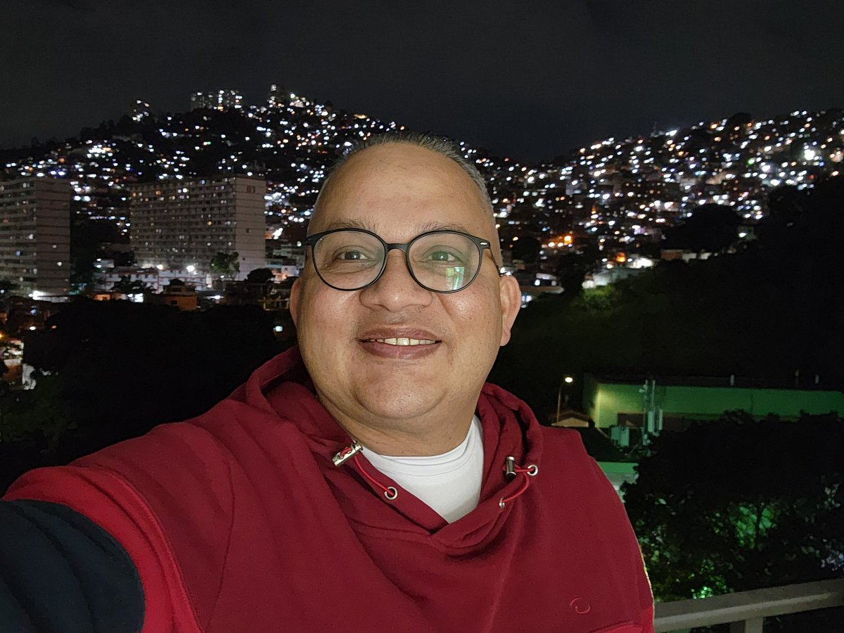 #Momentos, "La vida es tan incierta, que la felicidad debe aprovecharse en el momento en que se presenta... Aprende a disfrutar cada minuto de tu vida. Se feliz ahora"

Muchas bendiciones.. Un fuerte abrazo.. Feliz Sábado..