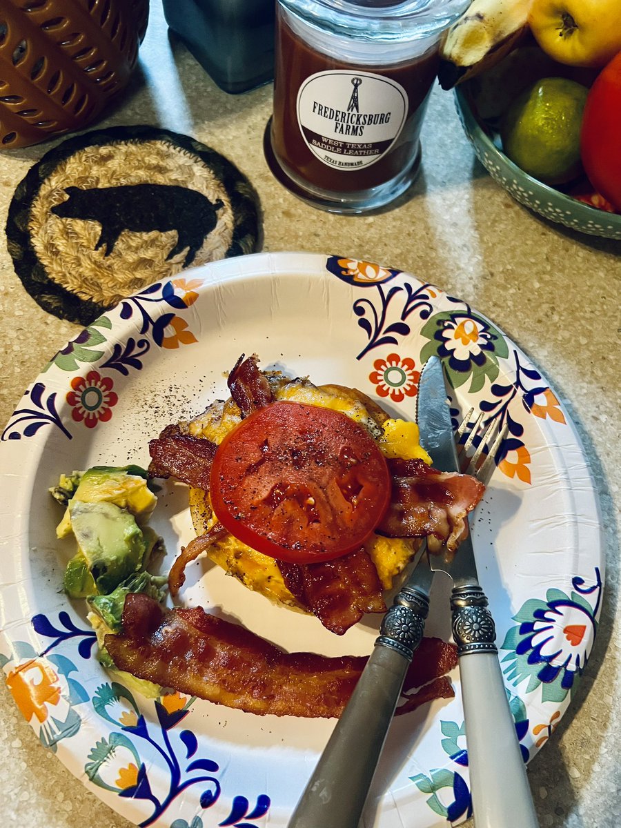 Maryway25's tweet photo. Breakfast bagel ๐ฅฏ with extra bacon for you know who๐ถ๐ถ๐ฅ๐ฅ๐พ๐ #bweakfast #SaturdayMorning ##breakfast https://t.co/41G4KbMFX1
