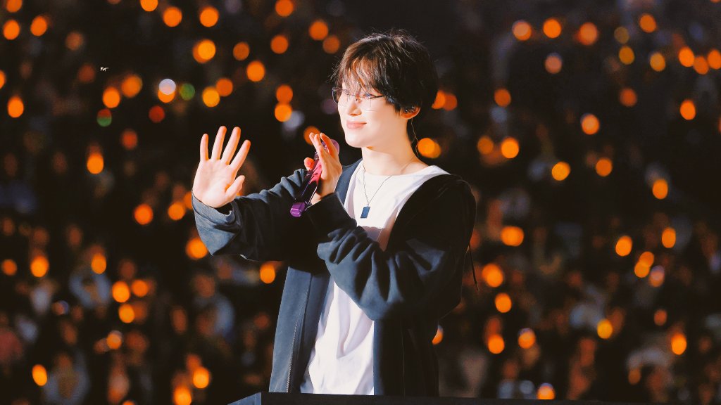 myrulebreakers's tweet image. kim sunoo stood up in the middle of the crowd

#ENHYPEN #SUNOO