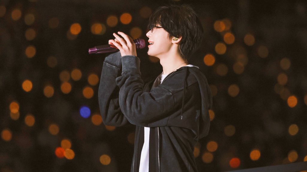 myrulebreakers's tweet image. kim sunoo stood up in the middle of the crowd

#ENHYPEN #SUNOO