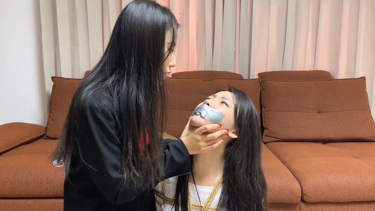 domxiaoyuan's tweet photo. 柳洋饰演的女总裁平时在公司里喜欢处处为难身为部门经理的七七，积怨已久的七七决定绑架柳洋回家自私泄愤，却没想到她们到家之前一个蒙面女人已经先行潜入了家中，中途七七遭遇神秘蒙面女人的袭击，蒙面女人迷晕七七后将她和柳洋一起绑在了茶室
https://t.co/8eDL0DEfJZ https://t.co/yQXhMuRxbW