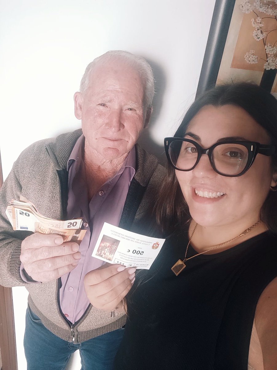 HdadSSantaMarta's tweet photo. #SorteodelMes | Entregado el premio del sorteo mensual de Santa Marta y valorado en 500€.
En esta ocasión, la afortunada del sorteo del mes de #octubre fue D. Manuel Pérez Jiménez, a quien agradecemos una vez más su constante colaboración. https://t.co/gBP5RZh6cg